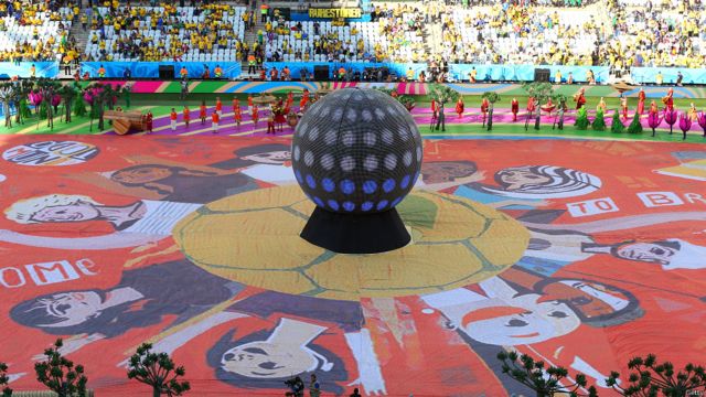 三幕表演圍繞著體育場中央的一個巨大的足球。


