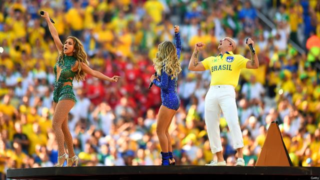 美國流行天后洛佩茲和巴西女歌星萊蒂（Claudia Leitte）、饒舌歌手皮特保羅（Pitbull）合唱主題曲。

