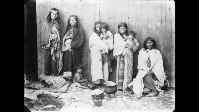 Esposas de los caciques Inakayal y Foyel; esposa de Ariancu; Margarita Foyel; Tafá y niños