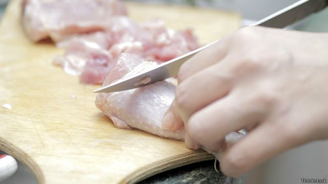 Advierten de los peligros de lavar el pollo - BBC News Mundo