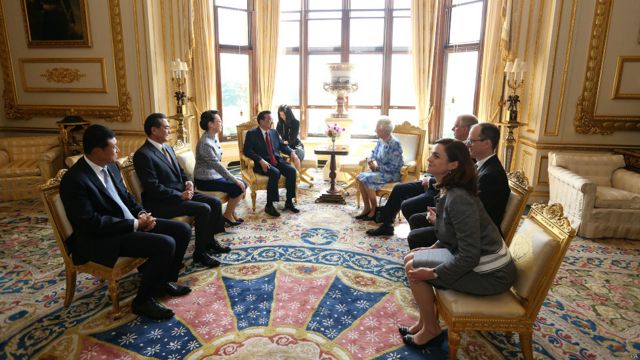 中國外長王毅和駐英大使劉曉明參加了在溫莎堡白色會客廳舉行的會晤。英國女王的二兒子安德魯王子也參加了會見。