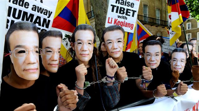 人權組織、西藏流亡人士也在附近舉行示威，抗議李克強到訪英國。