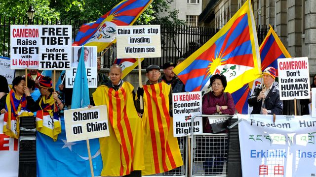 示威者敦促英國政府不要為了經濟發展而忽視中國的人權問題。