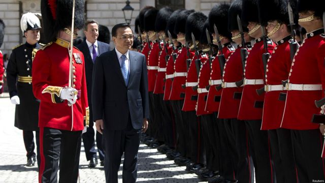 之前，英國首相卡梅倫在財政部大樓外舉行正式歡迎儀式，李克強檢閱儀仗隊。