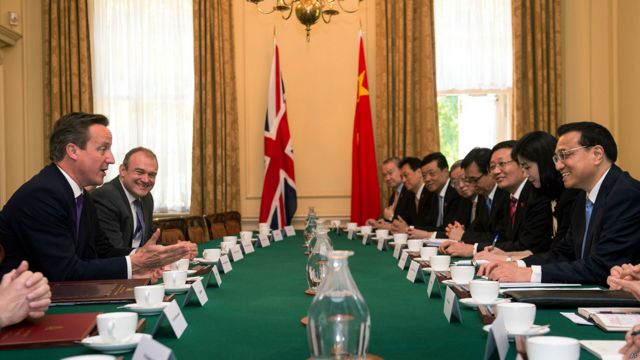 卡梅倫與李克強在唐寧街10號首相府舉行中英兩國峰會。雙方將簽署價值300億美元的商業協議。