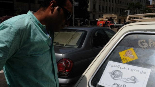 وضع الملصق على السيارات فيه - كما يقول البعض - مخالفة لقانون المرور في مصر.