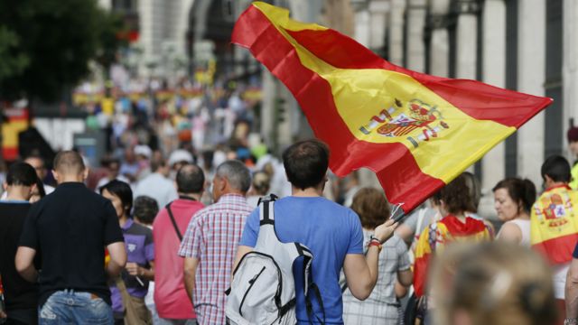 數以千計西班牙人暫擱國家隊在世足賽首輪就遭淘汰的慘劇，在身穿軍服、步出黑色勞斯萊斯的菲利佩六世進入議會前，高喊「西班牙萬歲，國王萬歲」！