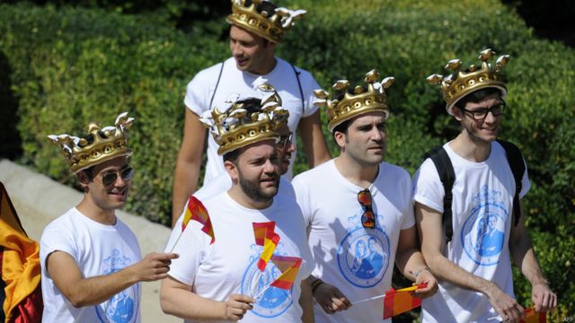 成群結隊的西班牙人在馬德里街頭觀望他們的新國王經過。