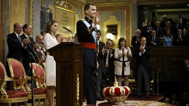 在西班牙議會大廈內舉行的即位儀式上，新國王在王后雷蒂西亞的陪同下正式宣誓就職。