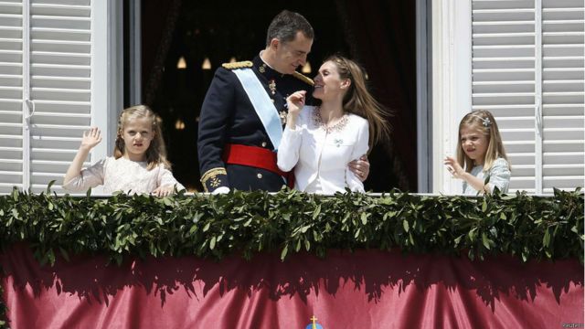 46歲的菲利佩國王和雷蒂西亞王后與他們的兩個女兒（8歲的蕾歐諾兒公主和7歲的索菲亞公主）一道現身舊王宮陽台，向歡欣鼓舞的群眾揮手致意。