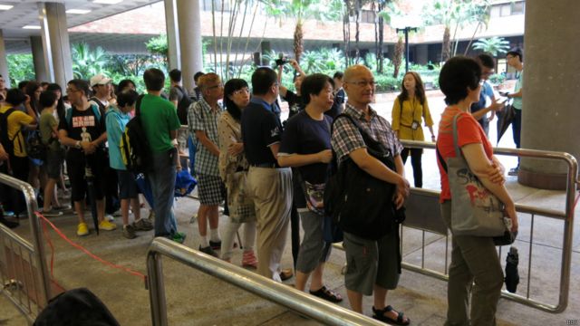 市民排隊等候進入香港理工大學票站參與「佔領中環」投票（BBC中文網圖片22/6/2014）