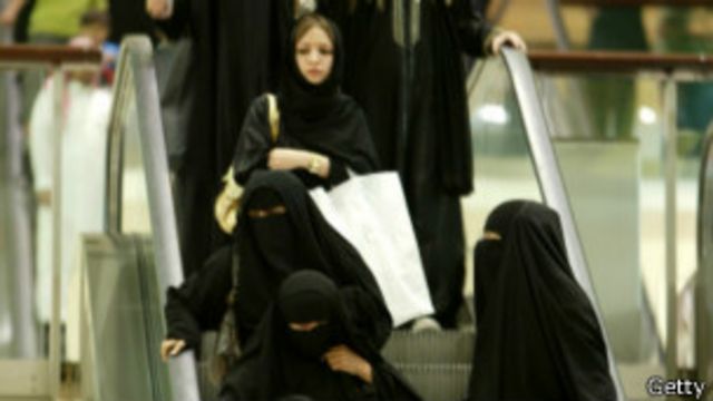 الدليل صدر بعد شكاوى من المواطنين من السياح العرب.