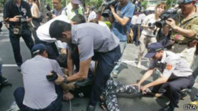 台湾太阳花示威者再闯立法院遭驱离 c News 中文