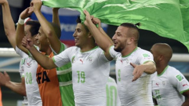 احتفالات بفوز المنتخب الجزائري 