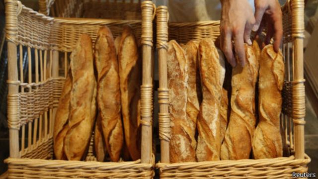 Dos tercios del pan en Francia se hace en panaderías pequeñas.