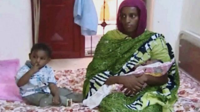محكمة سودانية حكمت على مريم بالإعدام شنقا، والجلد مئة جلدة بعد إدانتها بتهمتي الردة عن الإسلام والزنا.