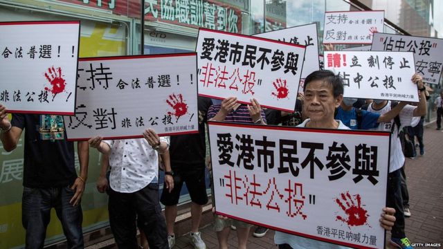 香港九龍長沙灣「佔領中環」民間全民投票站外親北京團體示威反對投票（29/6/2014）
