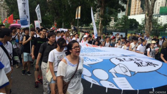 參加多個泛民團體發起的七一遊行人潮聚集香港維園(BBC中文網照片)