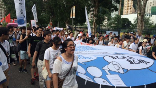 遊行隊伍龍頭從銅鑼灣維多利亞公園出發(BBC中文網記者陳志芬攝於銅鑼灣) 。