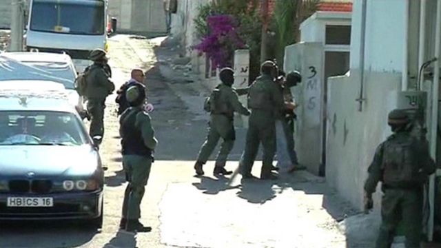 تقول الصحيفة إن من الممكن ان تغزو اسرائيل غزة أو قيام انتفاضة ثالثة