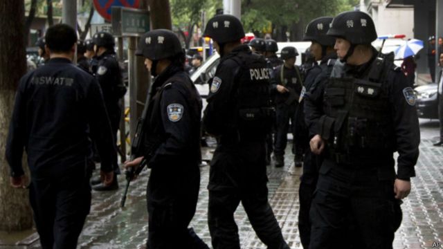 新疆特警在乌鲁木齐街头巡逻。