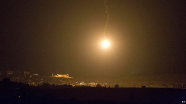 Израильская осветительная ракета над сектором Газа