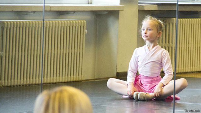Маленькая балерина в позе медитации