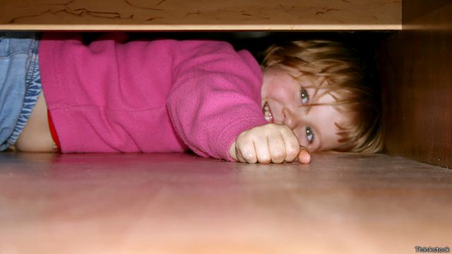 Собака стала прятаться под кроватью