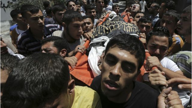 Palestinos levam corpo de Mohammed Sowelim, militante morto em ataque de Israel à Gaza