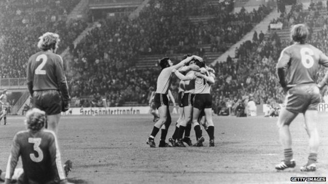 تصدر دينامو برلين الدوري الألماني. وفي الصورة، يحتفل الفريق بهدفه في مرمى بايرن ميونيخ عام 1973