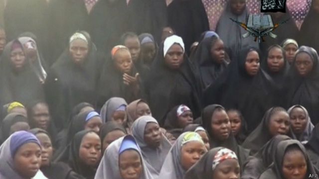 'Yan Boko Haram sun afkawa makarantar ta Chibok da ke arewa maso gabashin Nigeria kwanaki 90 da suka wuce, suka sace 'yan mata 276 wadanda ke rubuta jarrabawa.