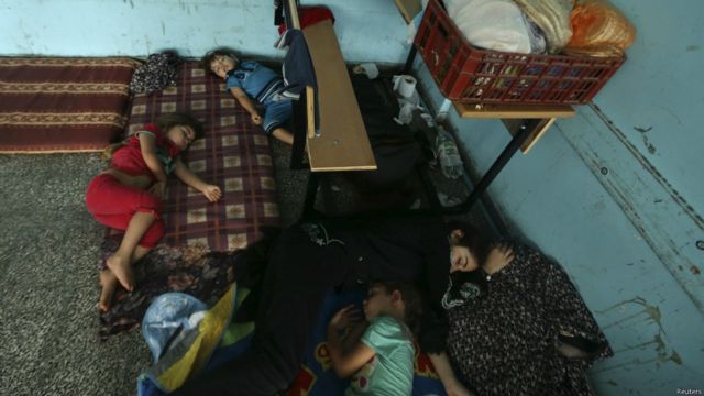 睡在聯合國學校的孩童