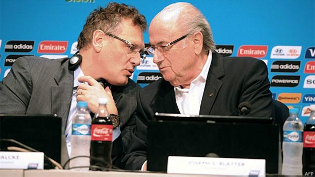 O presidente da Fifa, Joseph Blatter (dir.) e o secretário-geral, Jerome Valcke durante entrevista coletiva no Maracanã, nesta segunda-feira (AFP)