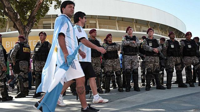 Torcedor argentino e os seguranças no Maracanã, antes da final (AFP)