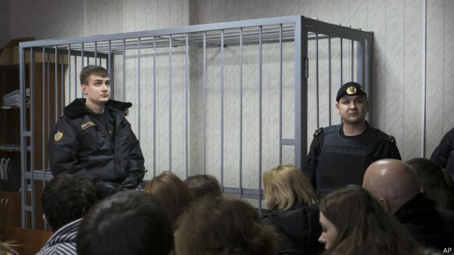 Клетка в зале суда. Россия