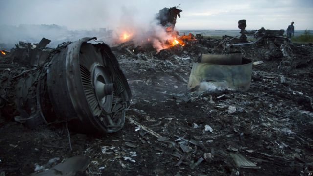 ယူကရိန်း အရှေ့ပိုင်း Donetsk မြို့နယ်က Grabovo ကျေးရွာအနီးမှာ ပျက်ကျသွားတဲ့ မလေးရှား လေယာဉ် MH17 ရဲ့ အပျက်အစီးတွေ မီးလောင်အပြီး တွေ့ရစဉ်။