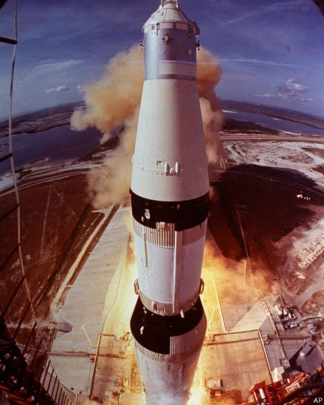 45 il bundan əvvəl bir çox insanlar üçün inanılmaz bir hadisə baş verdi. Apollo-11 gəmisi Ay səthinə endi. Gəminin göyərtəsində astronavtlar Neil Armstrong və Buzz Aldrin varı idi.