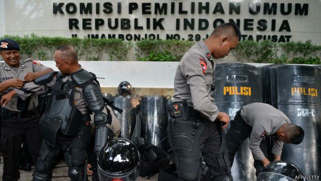 Komisi Pemilihan Umum bertanggung jawab terhadap proses pemilu sampai proses pelantikan.