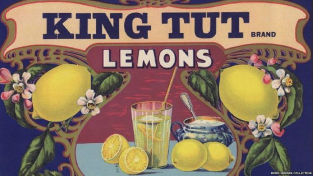 إعلان لشركة جونستوت للفواكه، كاليفورنيا، لعصير ليمون "الملك توت"، عشرينيات القرن الماضي