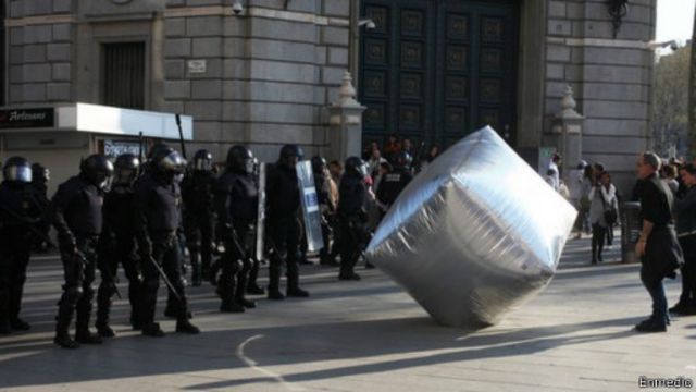 استخدم مجسم حجر الرصف القابل للنفخ من قبل المتظاهرين في برلين وبرشلونة لإرباك قوات الأمن 