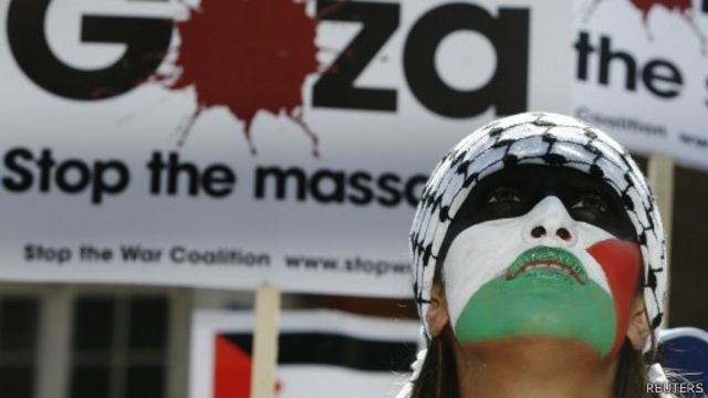 شهدت لندن مظاهرة شارك فيها عشرات الآلاف احتجاجا على الحرب في غزة. 