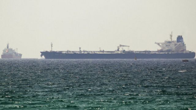 ناقلة نفط محملة بنفط من كردستان تستعد لتفريغه في ميناء عسقلان الإسرائيلي. 