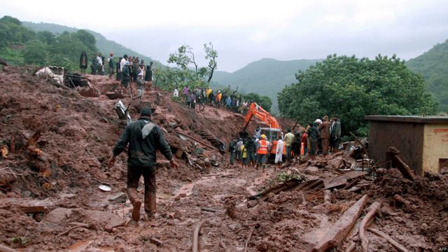 تسبب انهيار أرضي ضخم في قرية بولاية ماهاراشترا غربي الهند في مصرع 60 شخصا على الأقل.