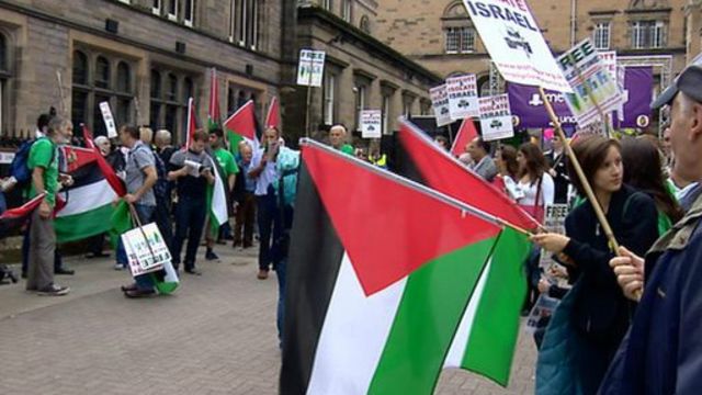 احتج الناشطون ضد عرض الفرقة الإسرائيلية على خلفية الحبر في غزة