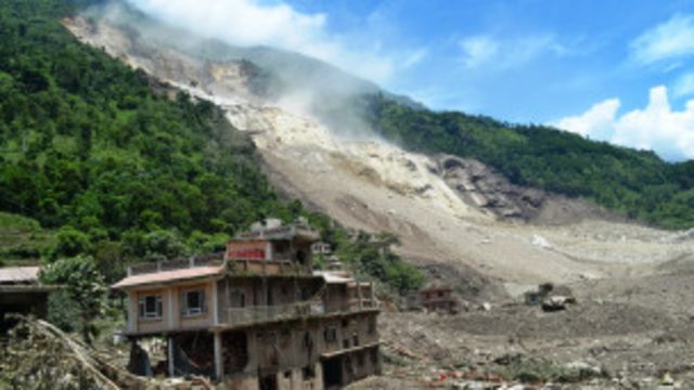 भूकम्पका कारण कतिपय ठाउँमा धाजा फाटेका कारण पहिरोको जोखिम बढेको बताइएको छ