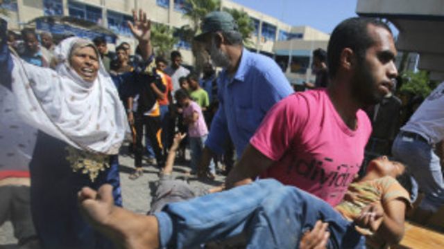 ترسل فرح تغريداتها عن أحوال غزة إلى جميع أنحاء العالم