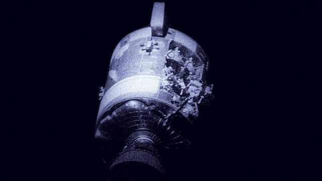 Поврежденный "Аполлон-13"