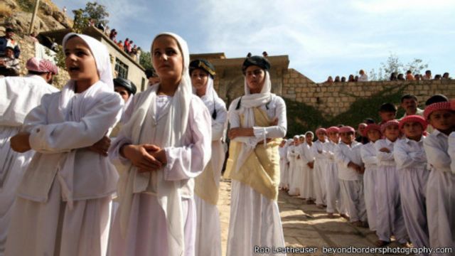 ينشد صبيان وبنات المدارس الدينية التابعة للطائفة الإيزيدية بعض الترنيمات والصلوات في معبد لالش