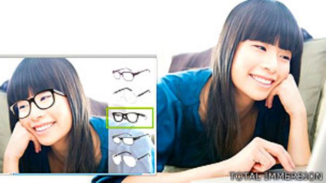 Una joven se prueba virtualmente un par de gafas