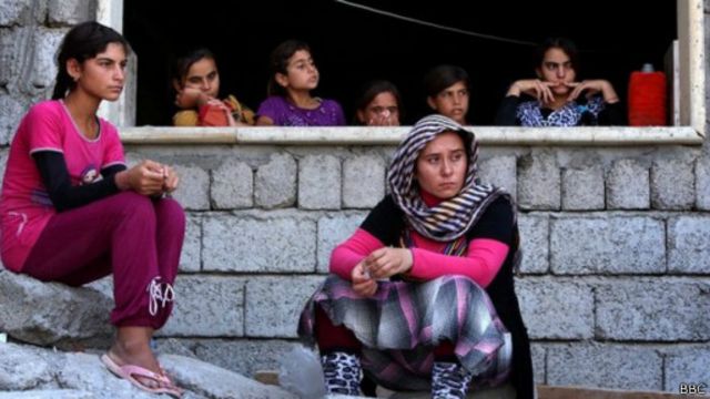 وتقول الصحيفة إن السبب المباشر لتدخل العالم الخارجي هو مساعدة اللاجئين والمحاصرين